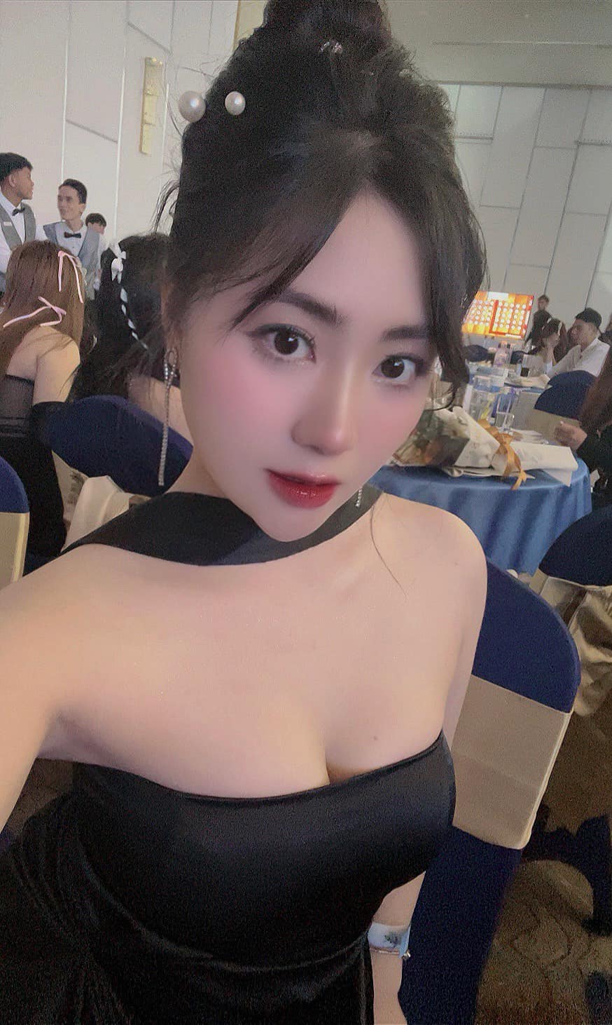 Luu Bich Phuong posing confidently