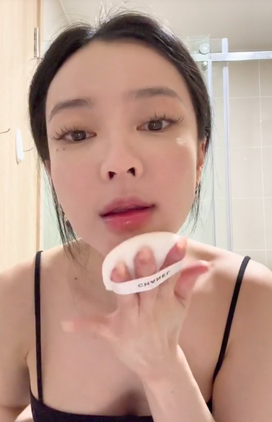 TikToker's Stunning No-Makeup Look Sparks Viral Buzz 3 anh1jpg5 1608 1711296824029 1711296824247558616