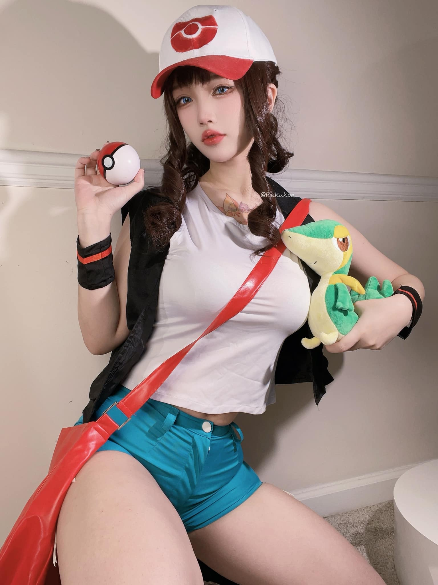 Cosplayer Transforms Into Pokémon Trainer Satoshi with Stunning Look 2 Rakuko’s detailed Satoshi cosplay outfit
