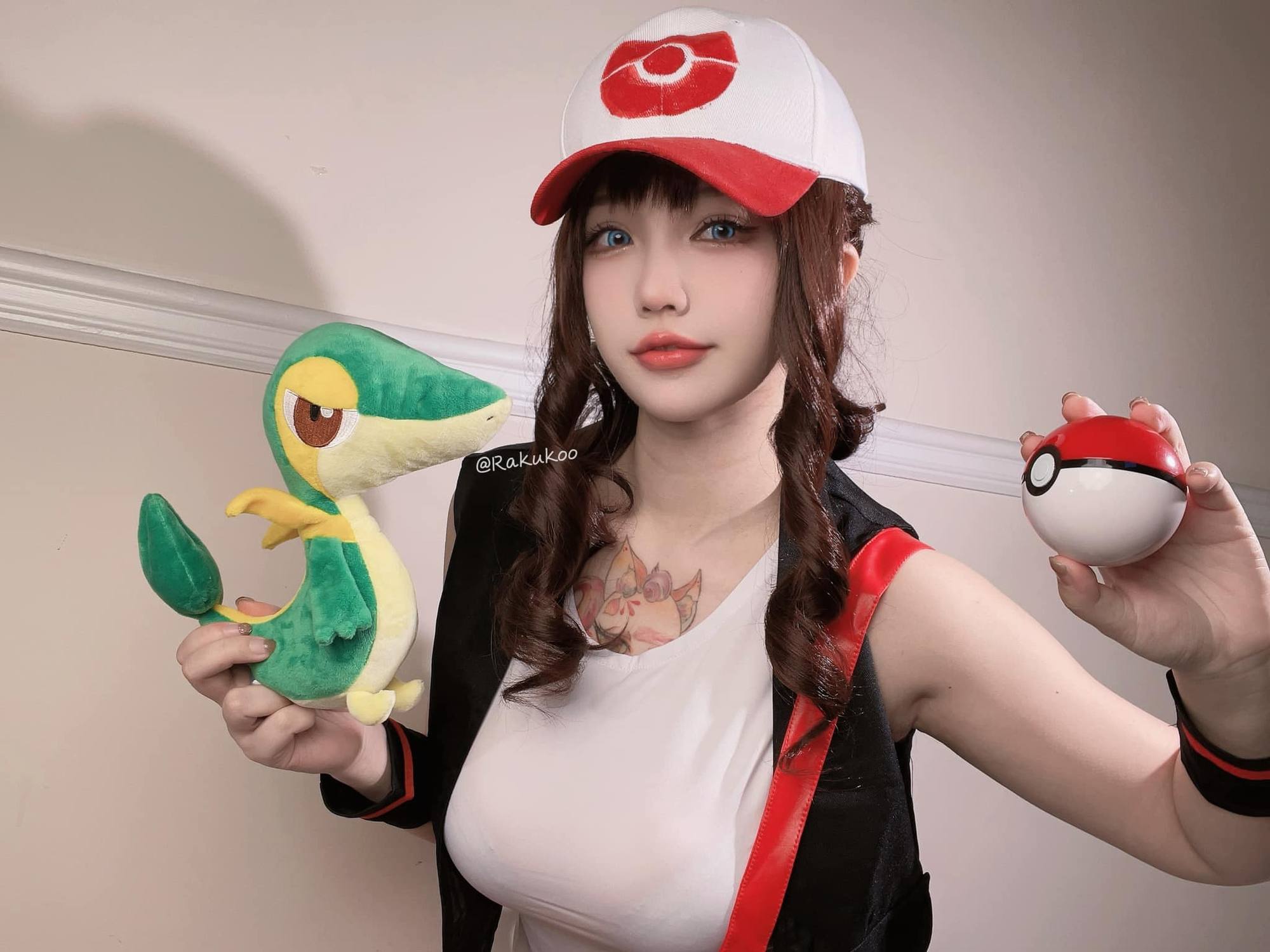 Cosplayer Transforms Into Pokémon Trainer Satoshi with Stunning Look 5 Full cosplay look of Rakuko as Satoshi