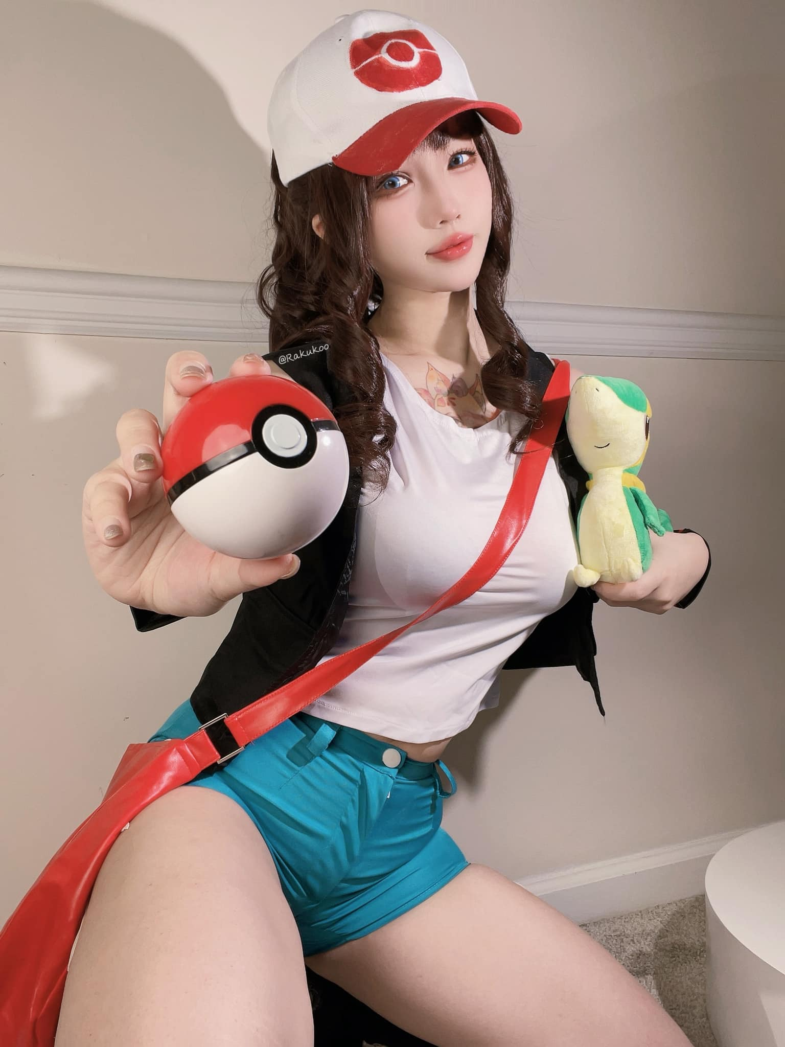 Cosplayer Transforms Into Pokémon Trainer Satoshi with Stunning Look 3 Close-up of Rakuko’s cosplay makeup