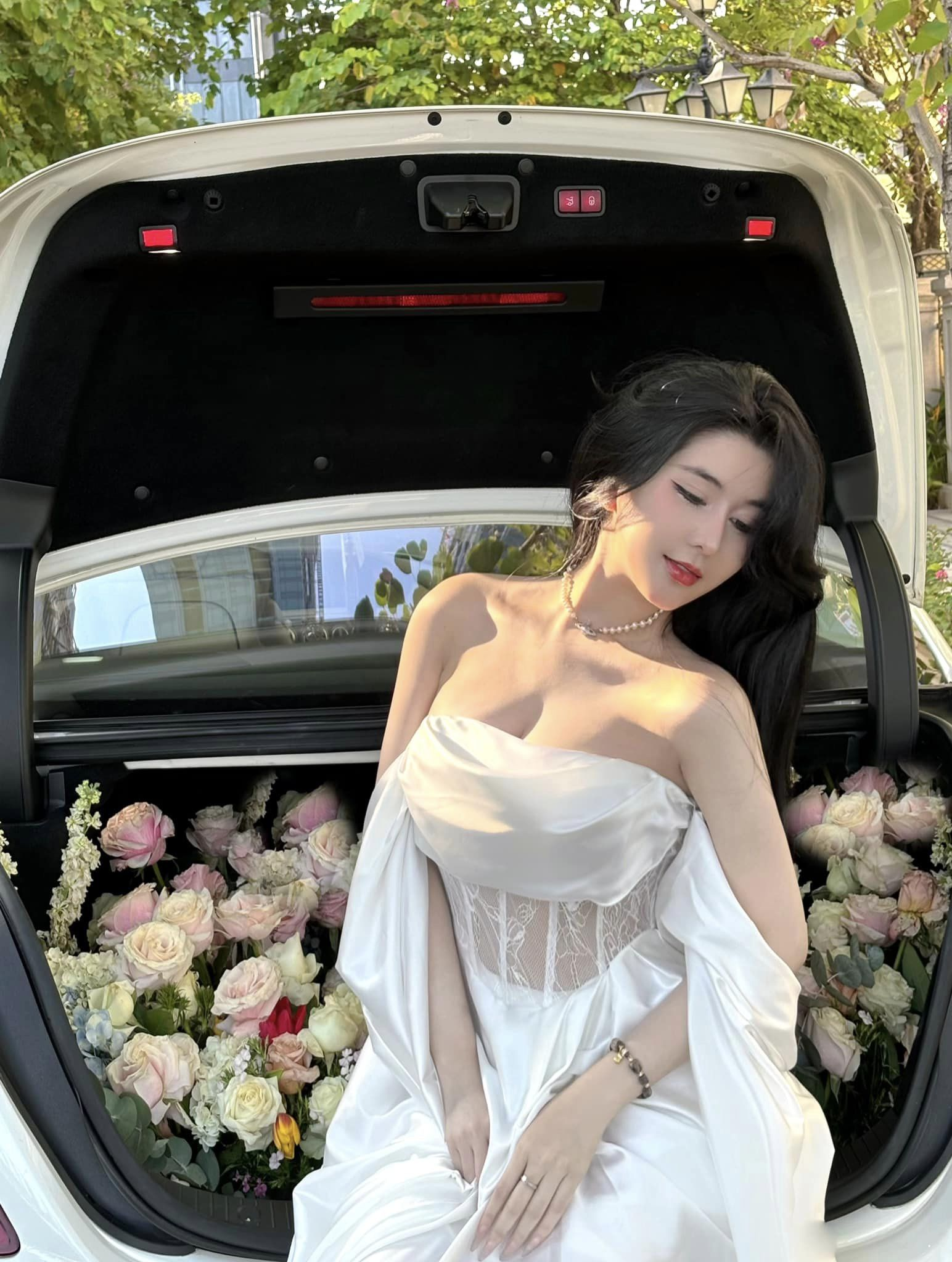 Ngoc Tran Stuns Fans with Unique, Sexy Poses 4 Not just a hot girl with a tiny waist, but a smart model who knows how to use every element to create quality photos.