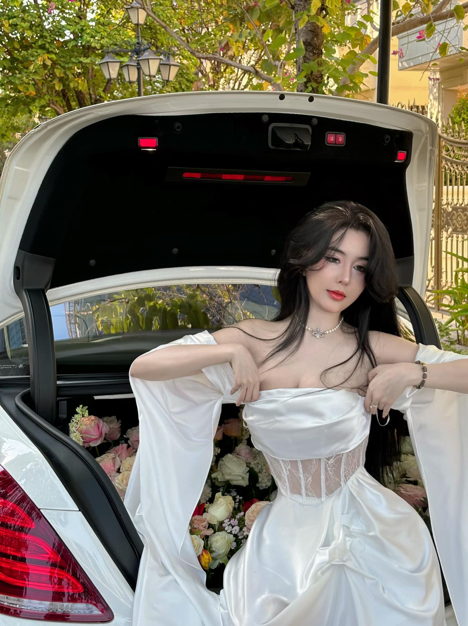 Ngoc Tran Stuns Fans with Unique, Sexy Poses 5 photo 1709431559499 17094315596771926015069