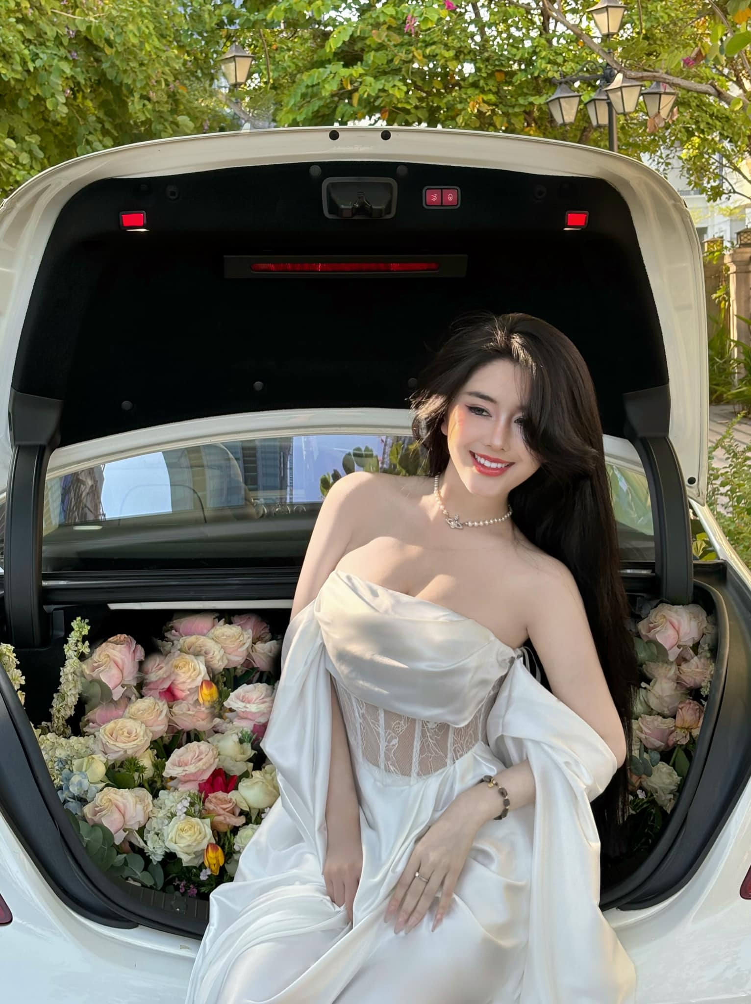 Ngoc Tran Stuns Fans with Unique, Sexy Poses 6 She constantly updates trends and experiments with different styles.
