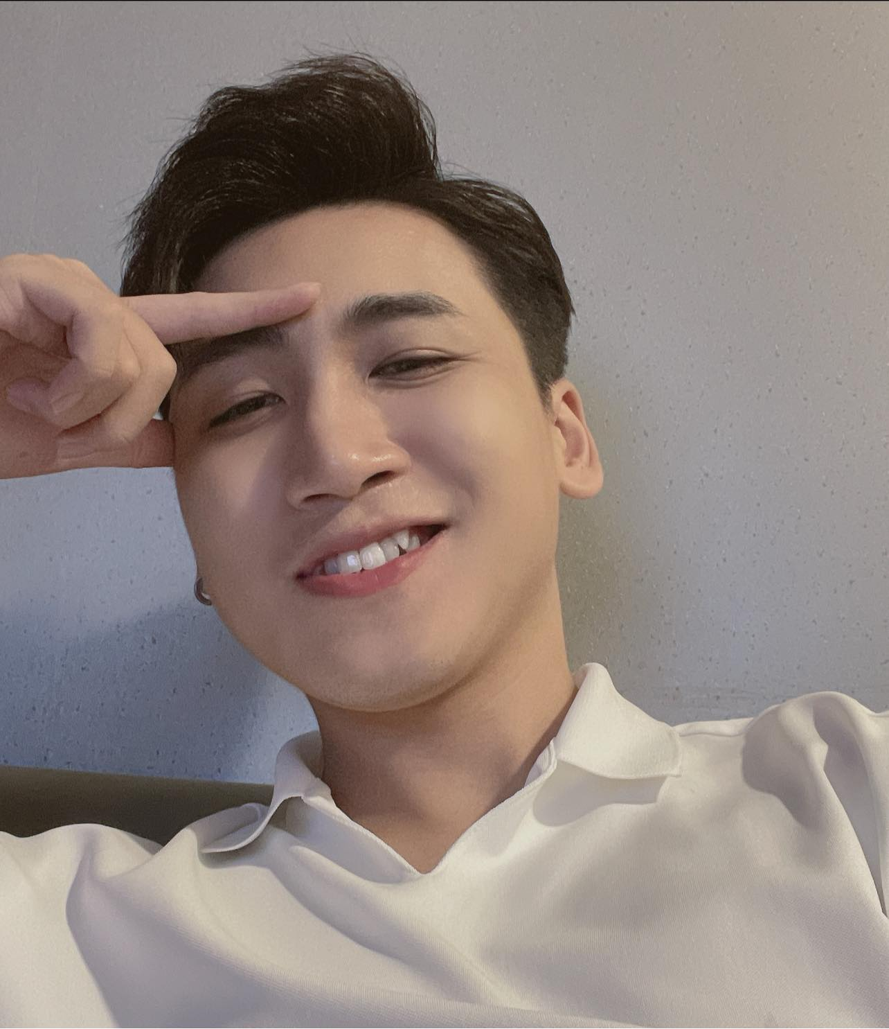 Vlogger Huy Cung Leaves Social Media to Find True Happiness 2 Huy Cung with children at the orphanage