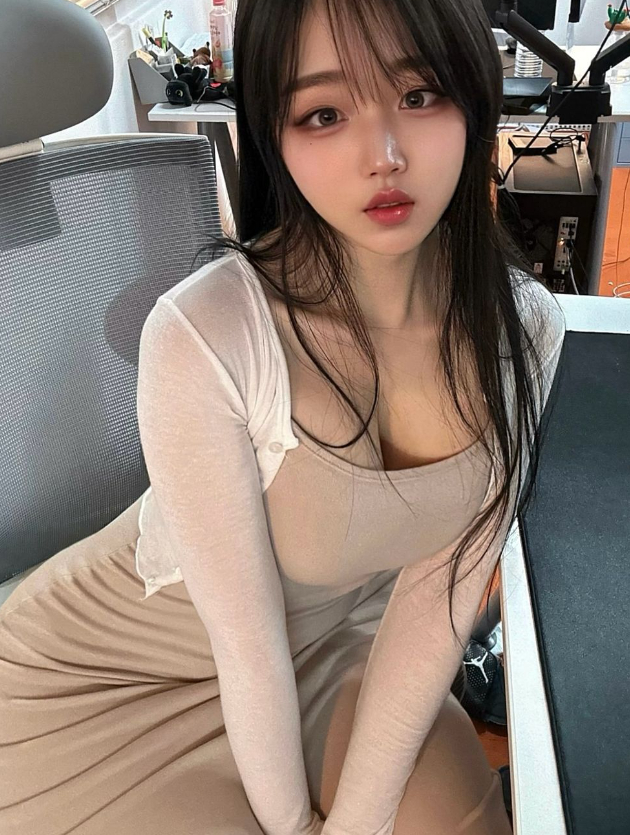 Ex-Man Utd Star DMs Korean Model with Verified Account 1 Undeniably, the Korean model's stunning looks and figure are the first things that grab attention.