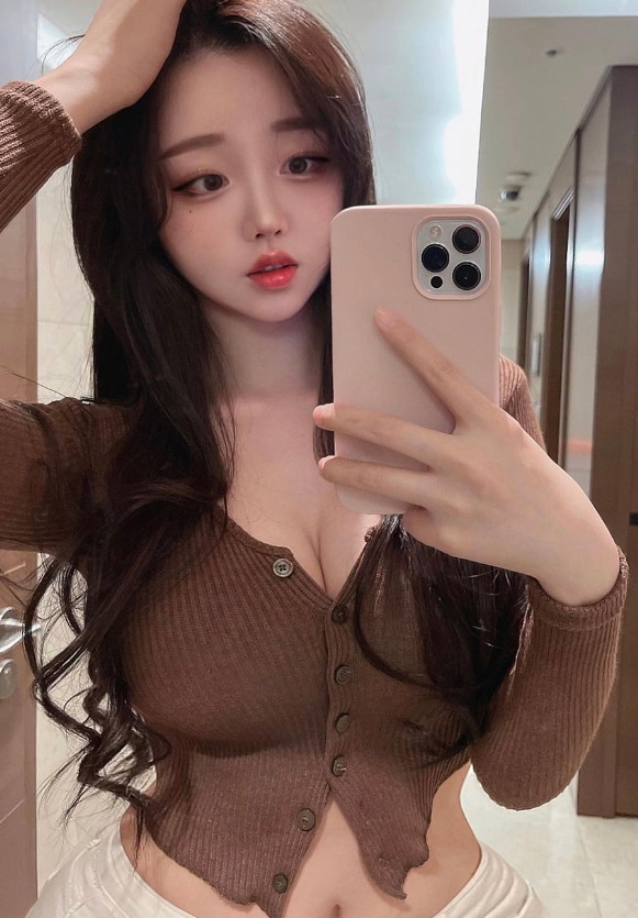 Ex-Man Utd Star DMs Korean Model with Verified Account 2 She often wears outfits that show off her impressive curves.
