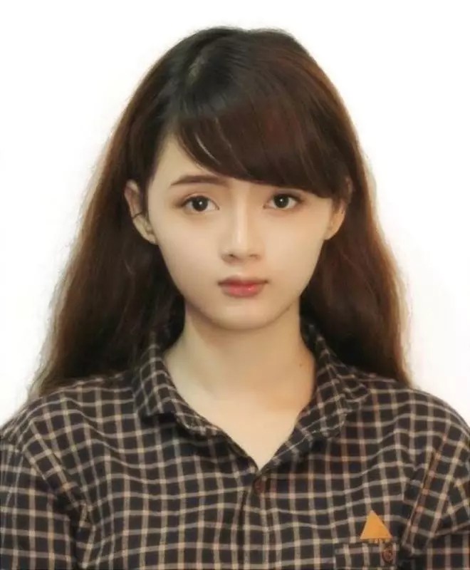 From School Photo Star to Stunning 30s Style Icon 1 The school photo that made Lan Huong famous overnight.