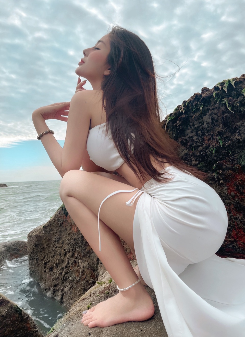 Ngoc Tran Stuns Fans with Unique, Sexy Poses 3 vo ngoc tran 9 1614786482346 1709431446048 1709431446215183873424