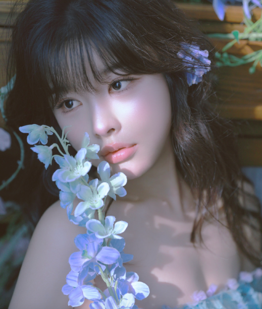Umi Stuns Fans with Elegant Shoulder-Baring Look 3 She subtly shows off her cleavage.