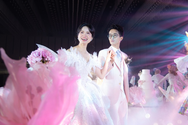 YouTuber Couple’s Stunning $130K Wedding Revealed 1 Dich Lep said he wanted his wife to feel like a princess on their special day.