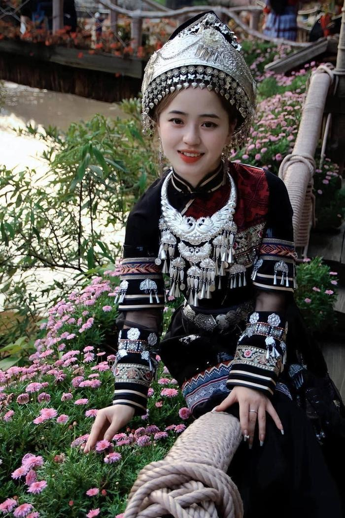 From Street Seller to Star: Vang Thi Sinh’s Stunning Transformation 5 Vang Thi Sinh as a tour guide in Ha Giang