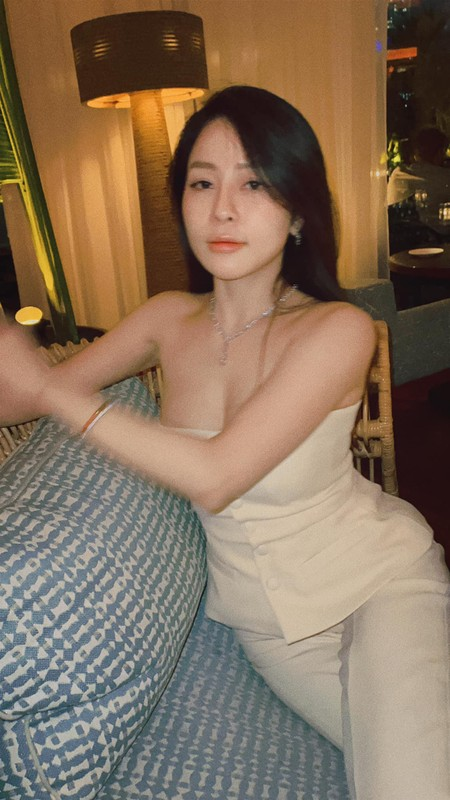 Trâm Anh Stuns Fans with Stunning Side Profile Bikini Shot 1 photo 1714443461652 17144434626352059757143