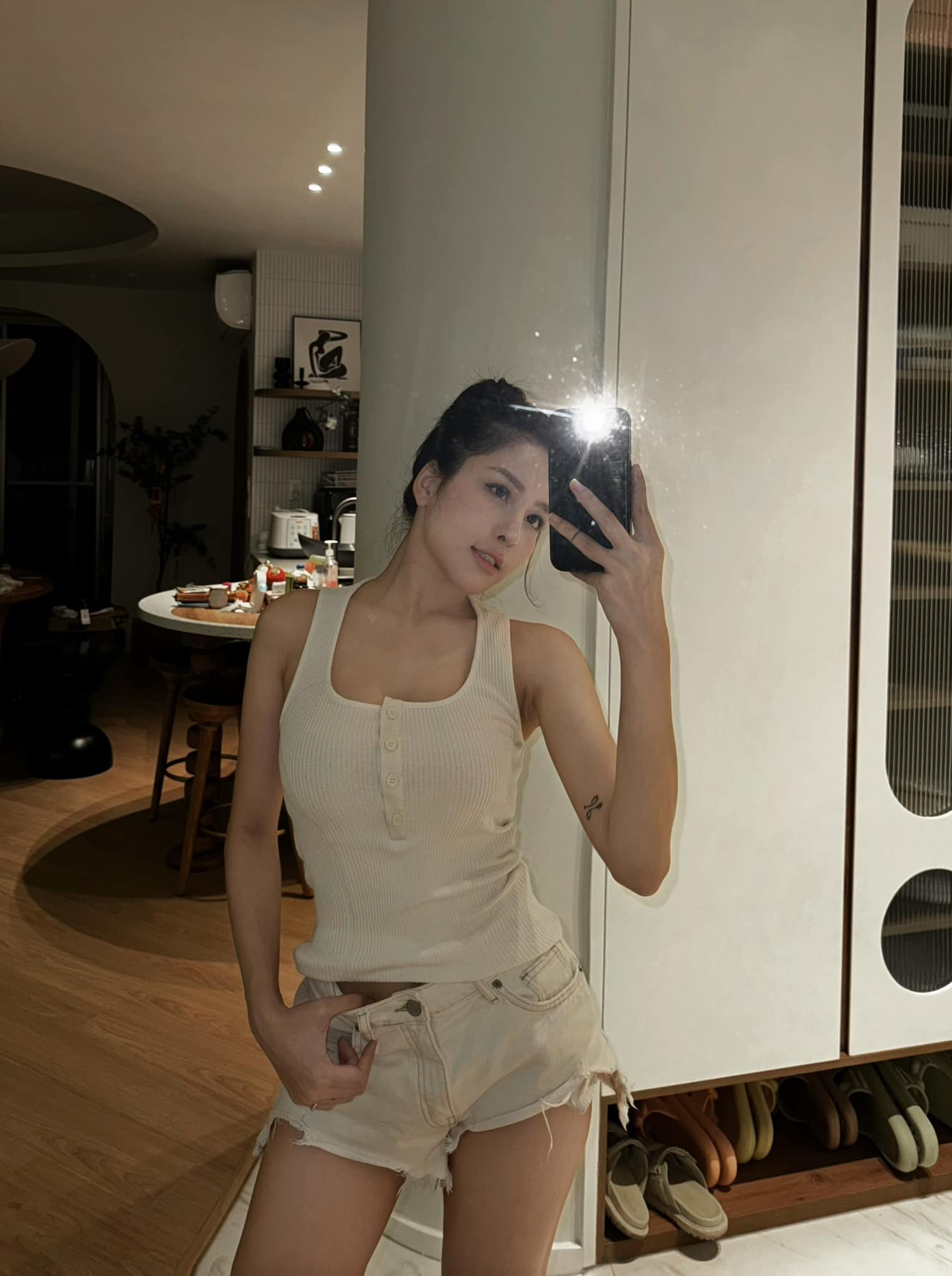 Trâm Anh Stuns Fans with Stunning Side Profile Bikini Shot 3 photo 1714443583212 17144435835981993142288