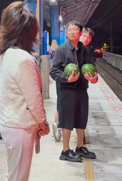Beautiful Girl Jokes Her Chest Is Watermelon-Sized 3 anh chup man hinh 2024 05 05 luc 135910 17149056821001257425488