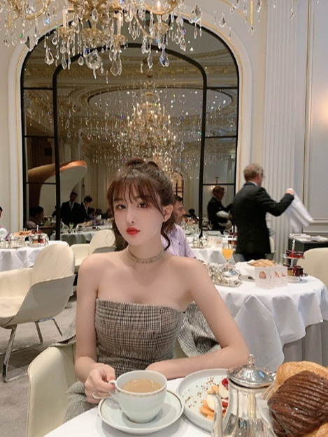 Streamer Chen Ya Sparks Drama After Wardrobe Slip on Live 2 edit streamer lo hang 2 17148140599101121926064