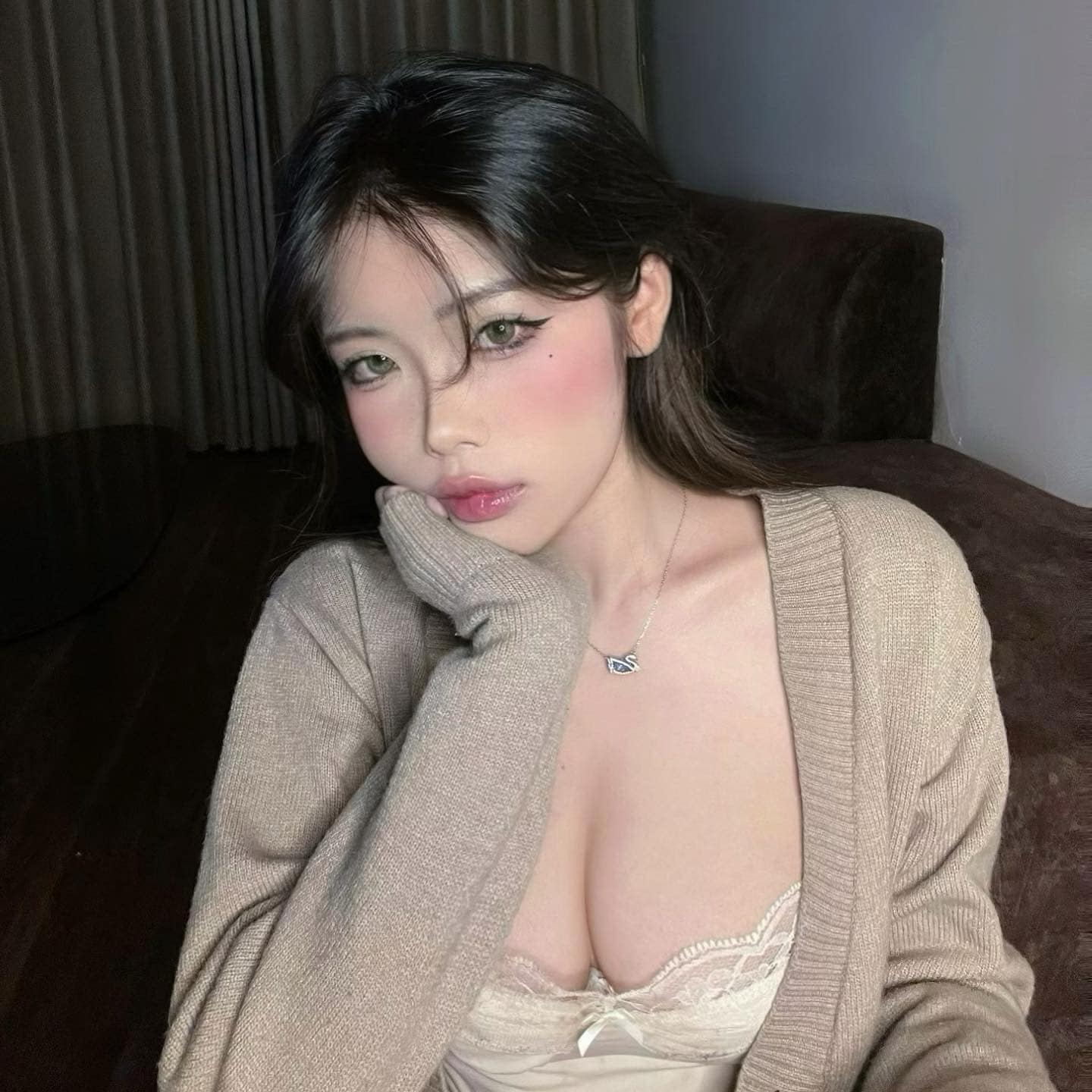 Khuc Thi Huong posing