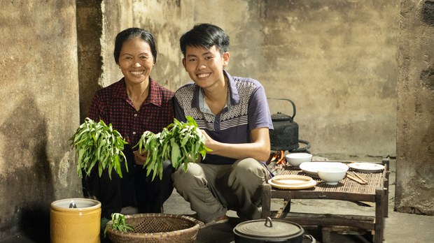 Vietnamese YouTuber Makes Forbes 30 Under 30 Asia 2 YouTuber Dong Van Hung with his mother