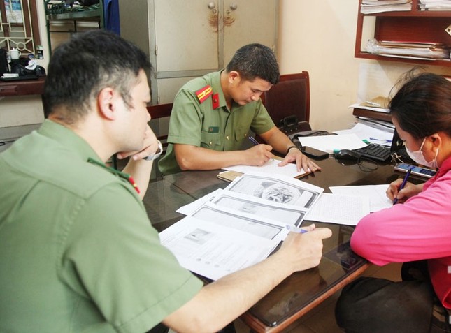 Woman Fined for Spreading Fake HIV Rumors About Worker in Thai Nguyen 2 Thai Nguyen police documenting and fining the person spreading false information.