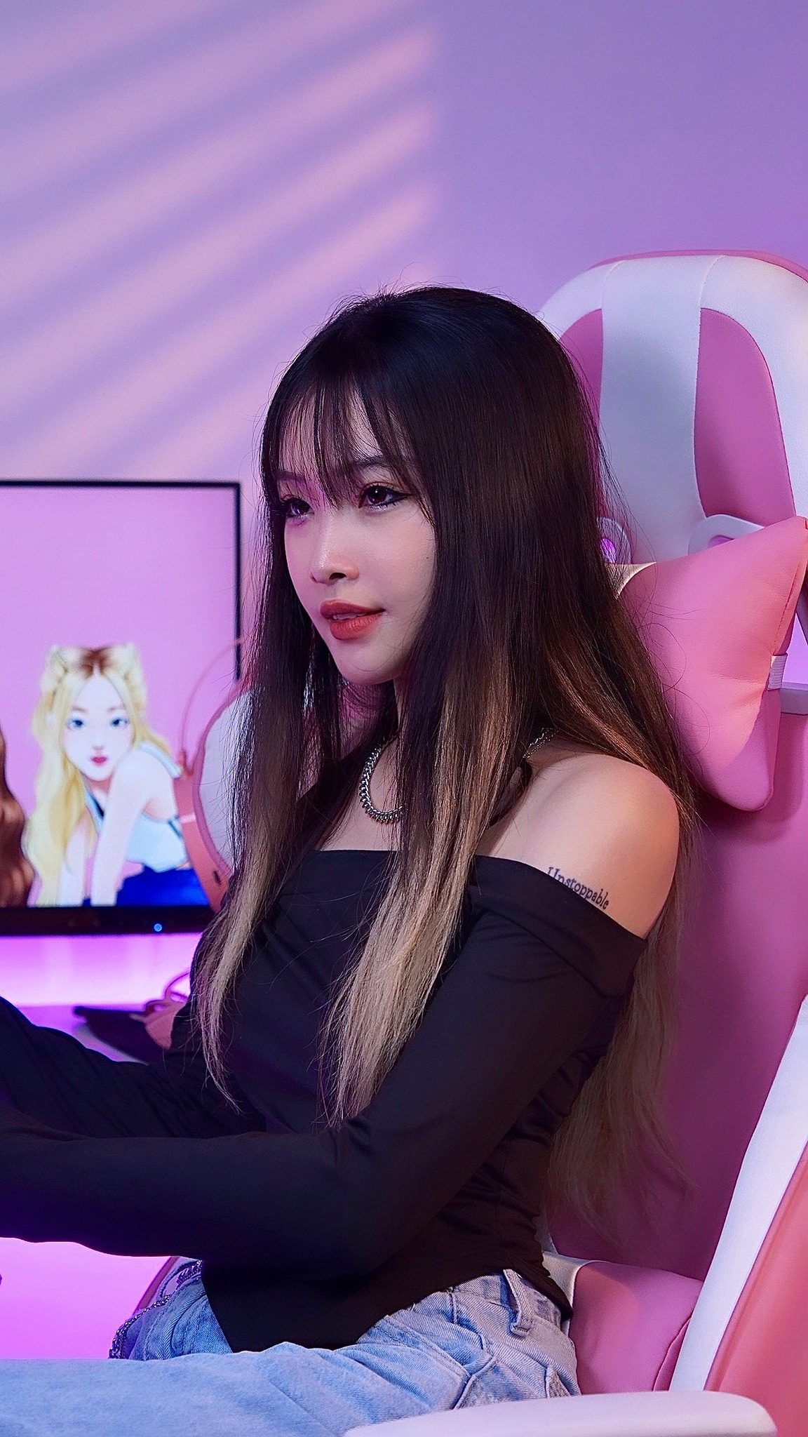 Gamer Gets Sweet Kiss from Girlfriend Live on Stream 4 MC Nana at esports event