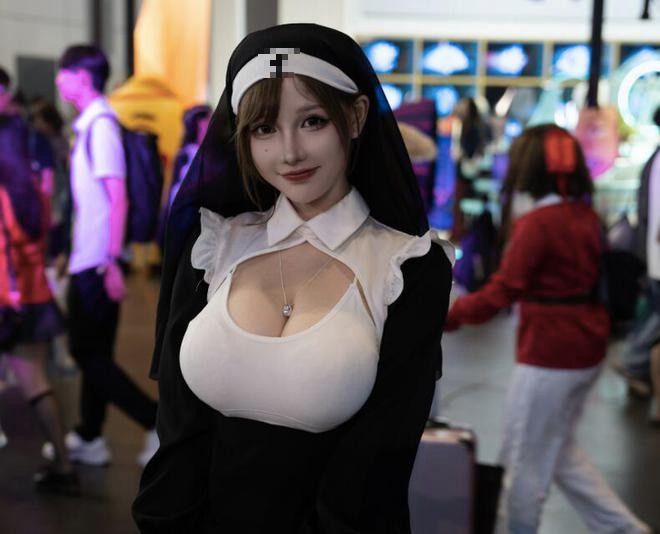 Streamer Mina Steals the Show with Stunning Cosplay at Shanghai Event 1 Streamer Mina in cosplay at Shanghai event