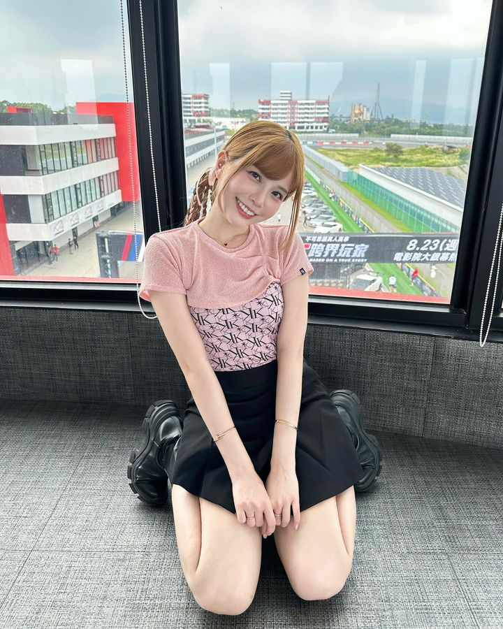 Streamer Yuxi Claps Back at Sugar Daddy Rumors: 'Too Cheap for Me' 2 Yuxi streaming setup