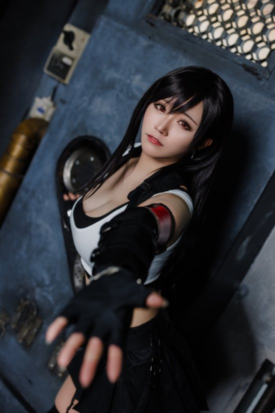 Stunning Real-Life Tifa Cosplay Nails the Look and Style 8 photo 1721381002337 17213810026521954155904