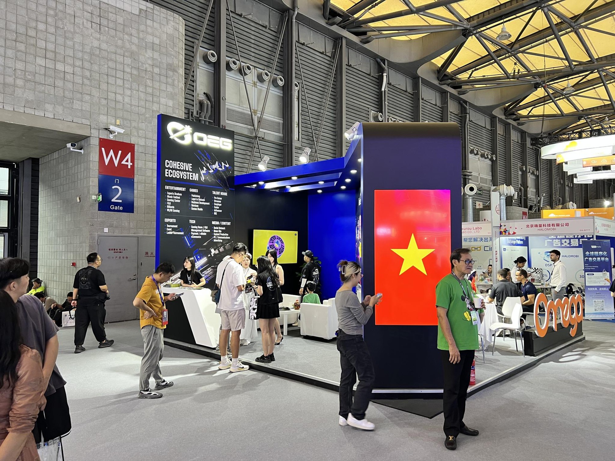 OEG's blue-themed booth at B2B Hall W4 - B710 attracts hundreds of partners daily.