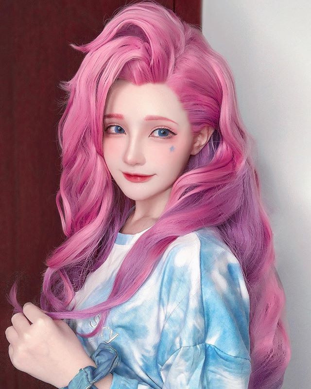Gamer Girl Stuns Fans with Casual Seraphine Cosplay 5 tinngan0752258122349662 1721964249906 1721964250160834705366
