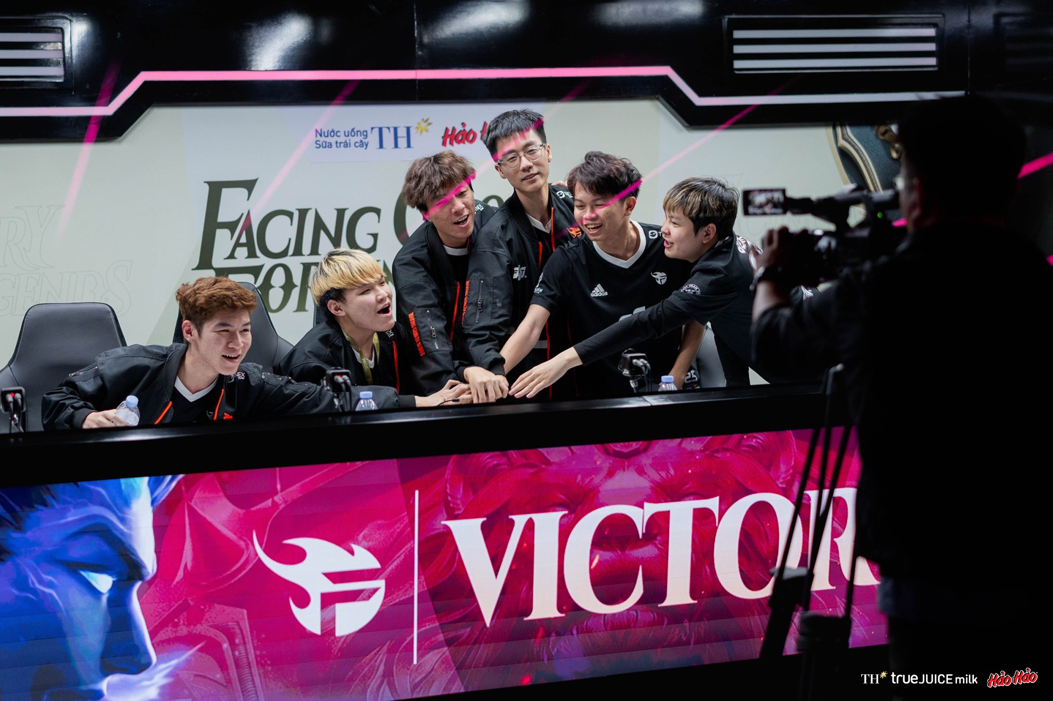 Pro Liên Quân Player Ends 5-Year Relationship, Shines at ĐTDV 2024 8 FPT x Flash players focused during match