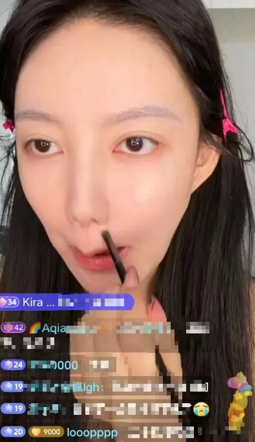Streamer Goes Barefaced Live to See Fans' Reactions 4 Vuong Ngoc Mong applying makeup