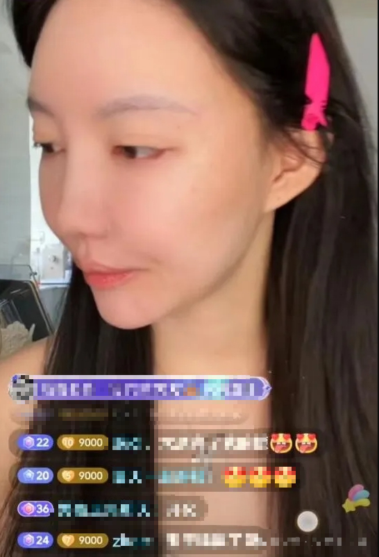 Streamer Goes Barefaced Live to See Fans' Reactions 3 Vuong Ngoc Mong barefaced on stream