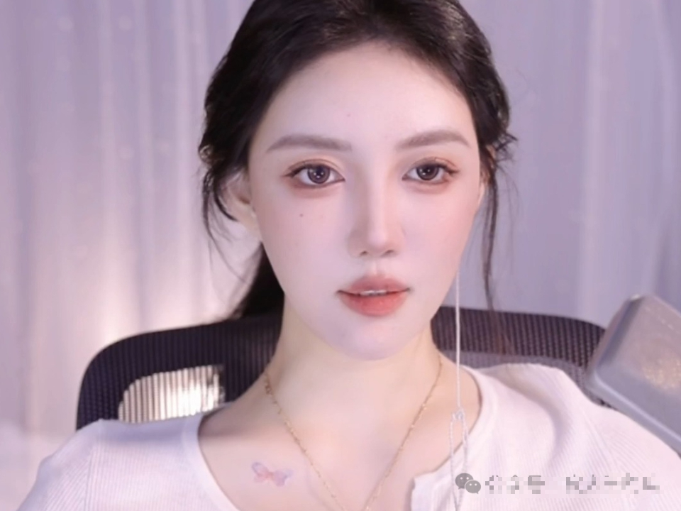 Streamer Goes Barefaced Live to See Fans' Reactions 5 Vuong Ngoc Mong smiling after makeup