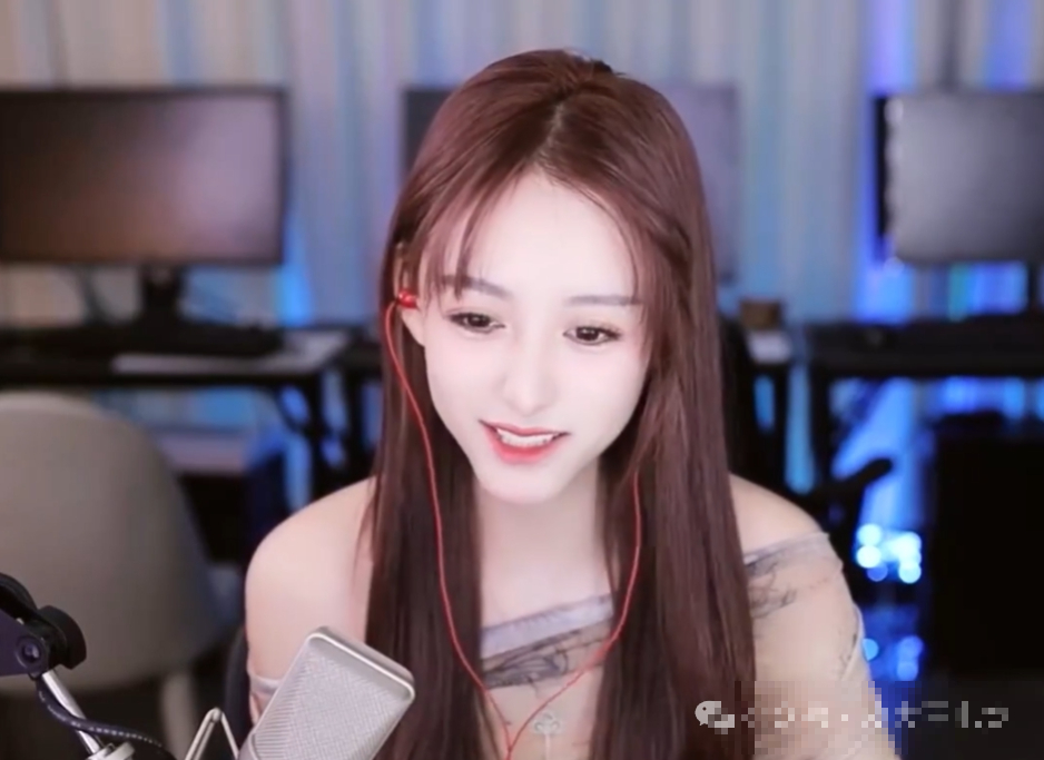 Streamer Nam Bá Nhi Addresses Plastic Surgery Rumors 2 Streamer on live broadcast.
