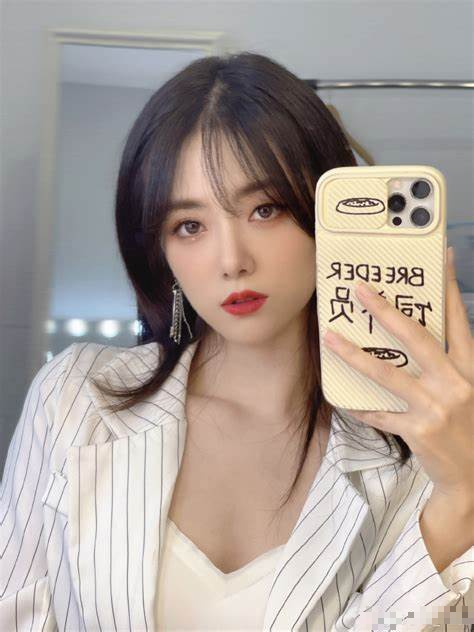 Esports Host Xiaoyou Sets the Record Straight on Age Rumors 4 edit photo 1722829193707 17228292534171992109118