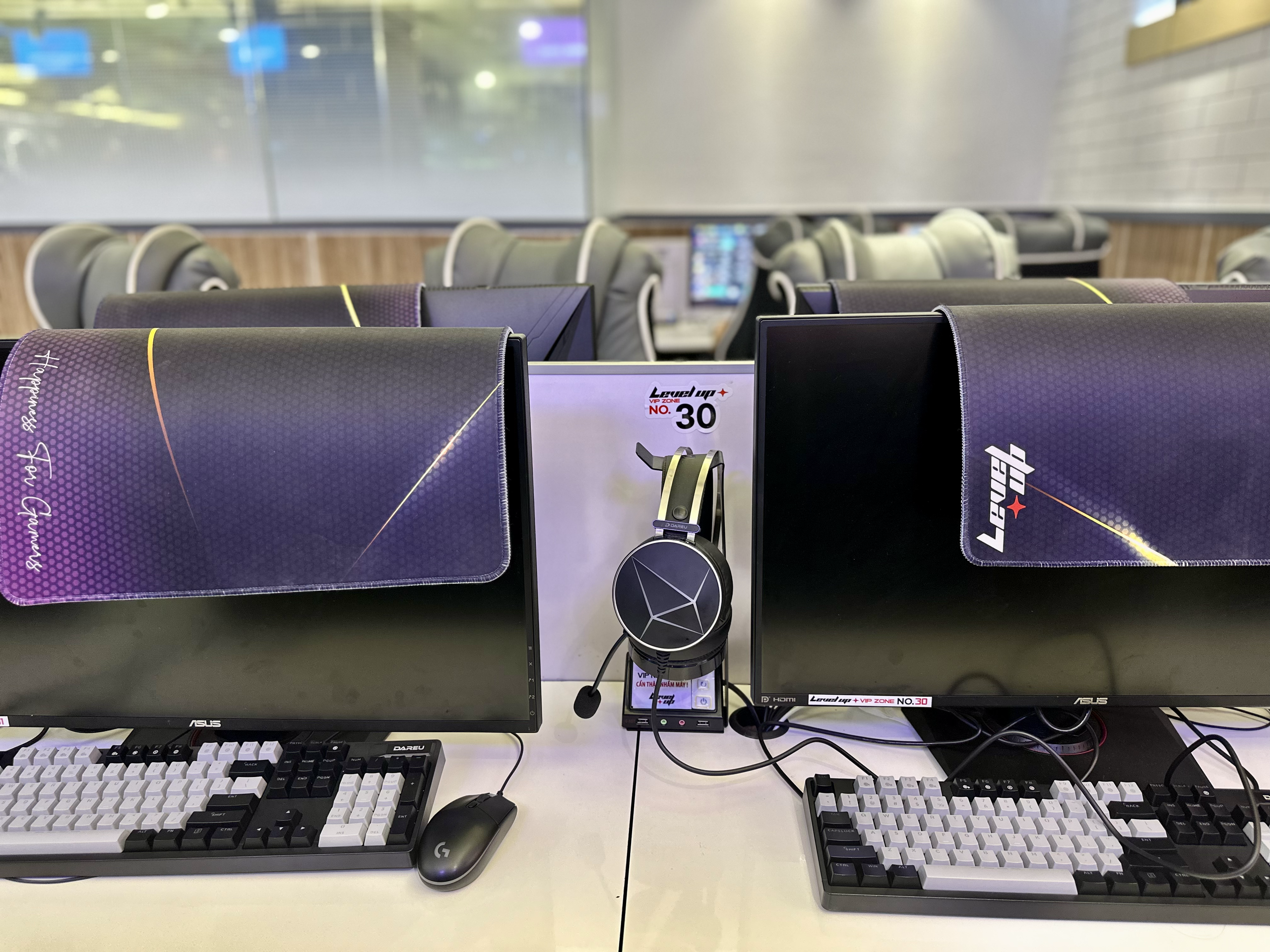 Inside Hanoi’s New Korean-Style Gaming Cafe 2 FPS Zone gaming setup