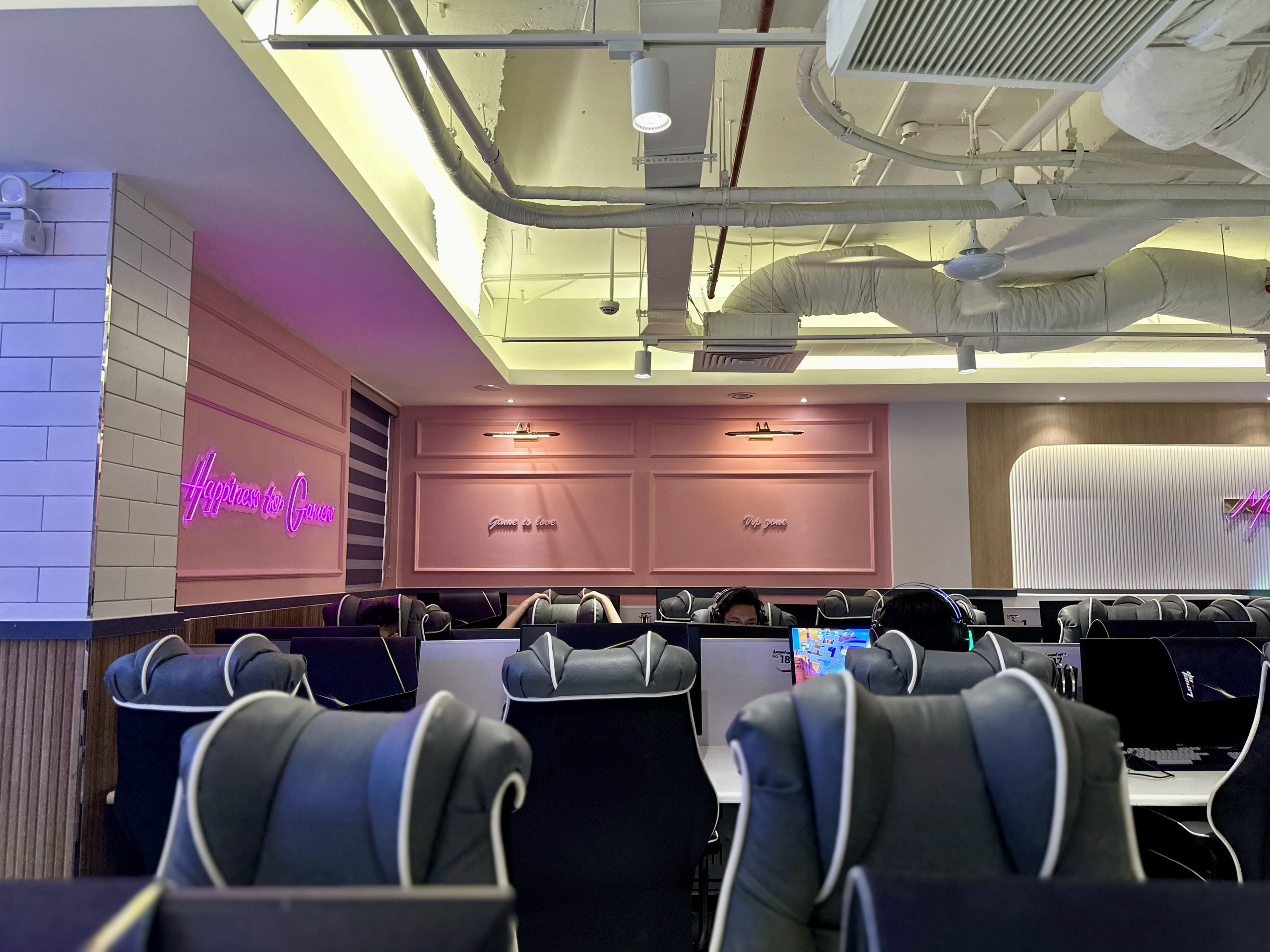 Inside Hanoi’s New Korean-Style Gaming Cafe 1 Levelup Gaming Center interior