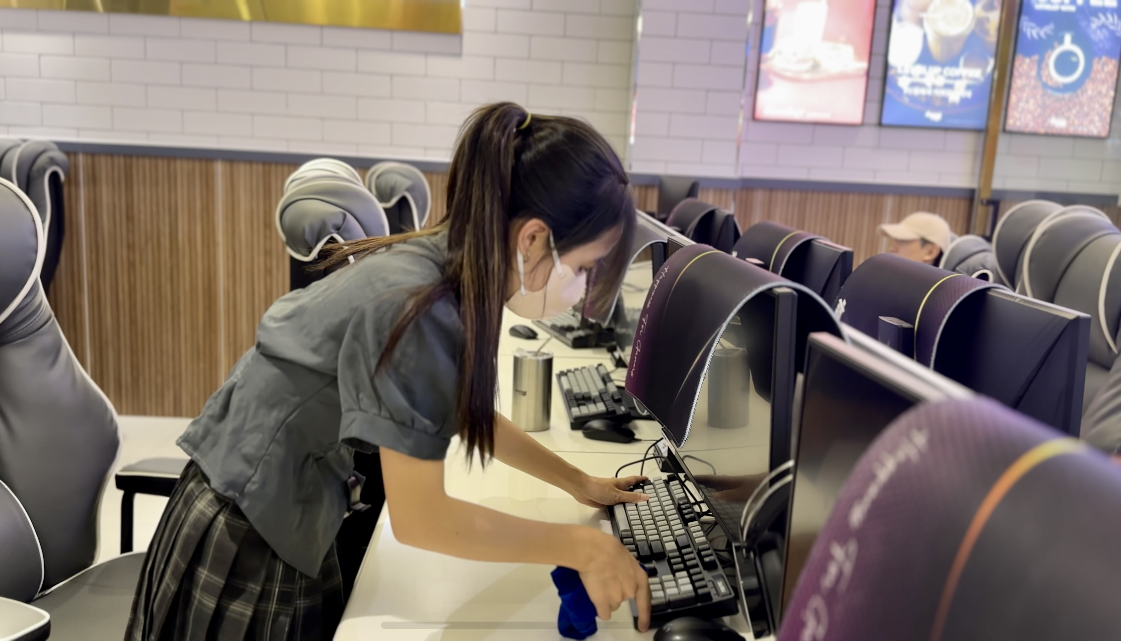 Inside Hanoi’s New Korean-Style Gaming Cafe 7 Clean gaming station