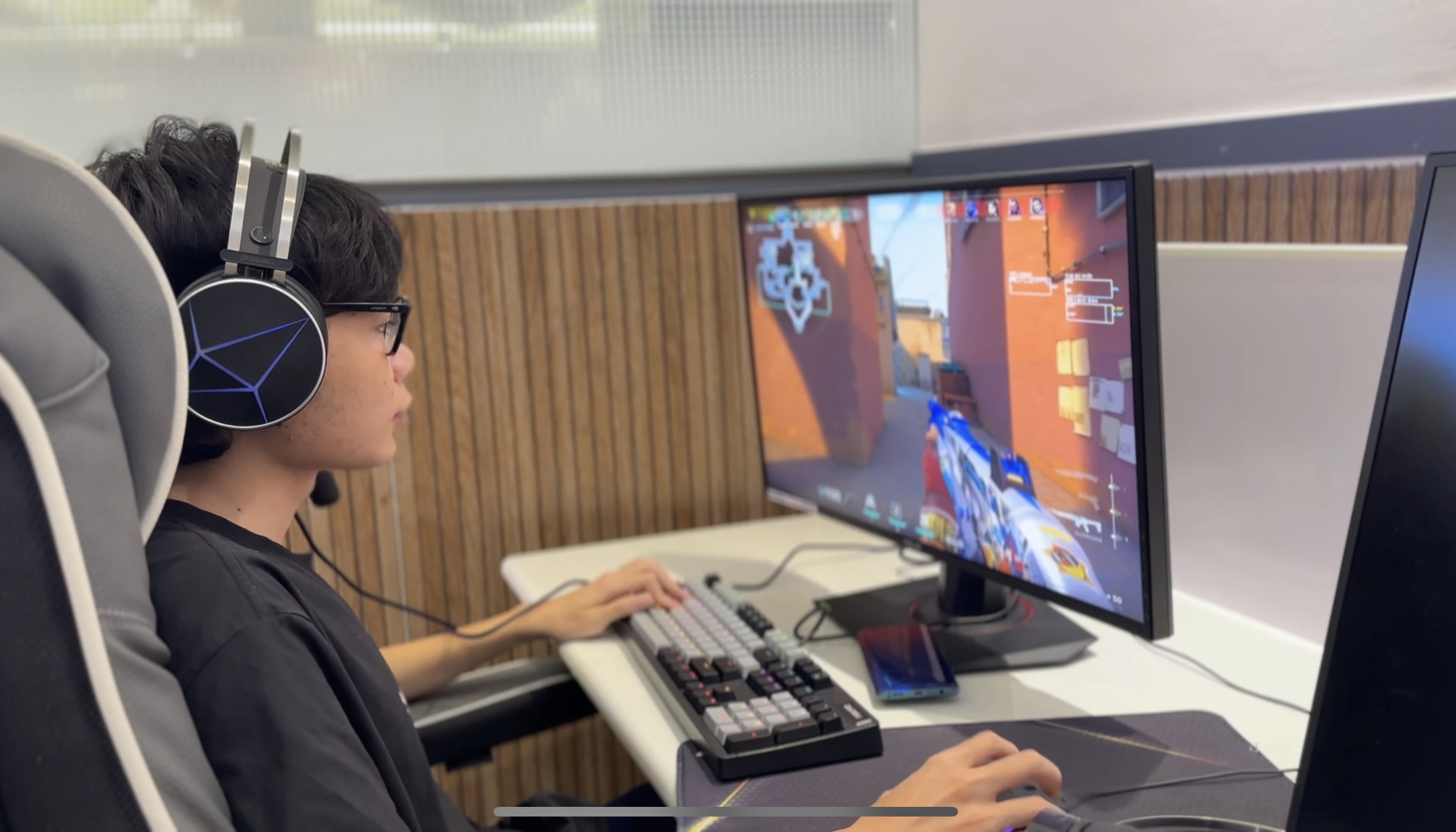 Inside Hanoi’s New Korean-Style Gaming Cafe 9 Gamer Cao Ngoc An at Levelup