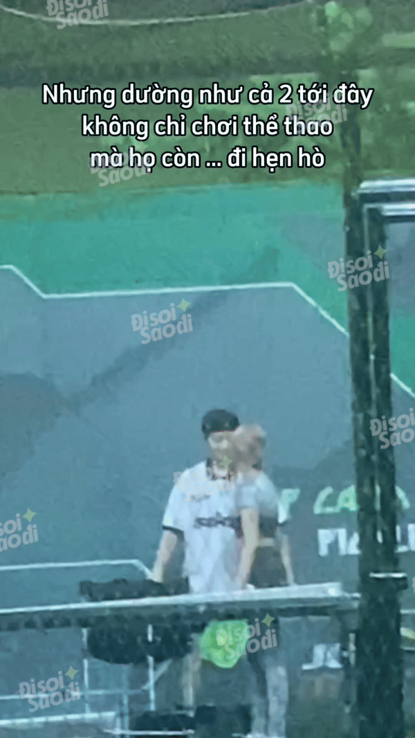 Couple caught kissing passionately on the court despite many onlookers