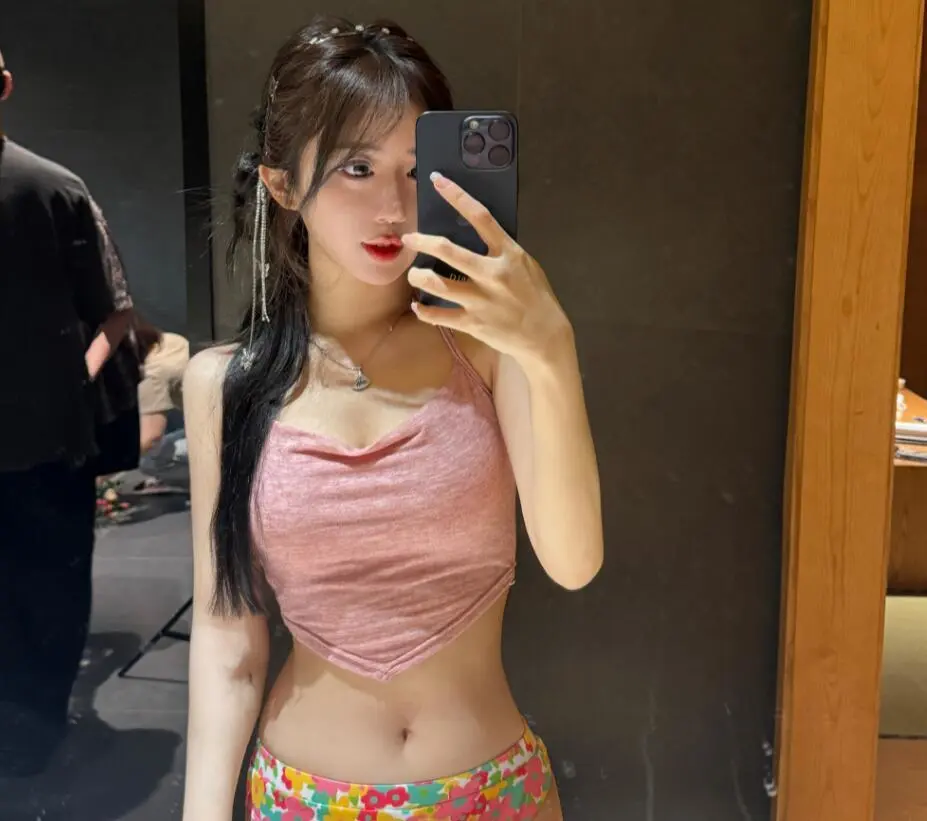 Streamer Faces Backlash After Sexy Outfit Fails to Boost Views 1 Dai Meier in revealing outfit during livestream