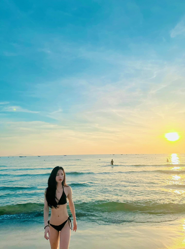 Vietnamese Football Star Tran Thi Duyen Stuns in Bikini 2 photo 1723105766216 1723105766346669765961