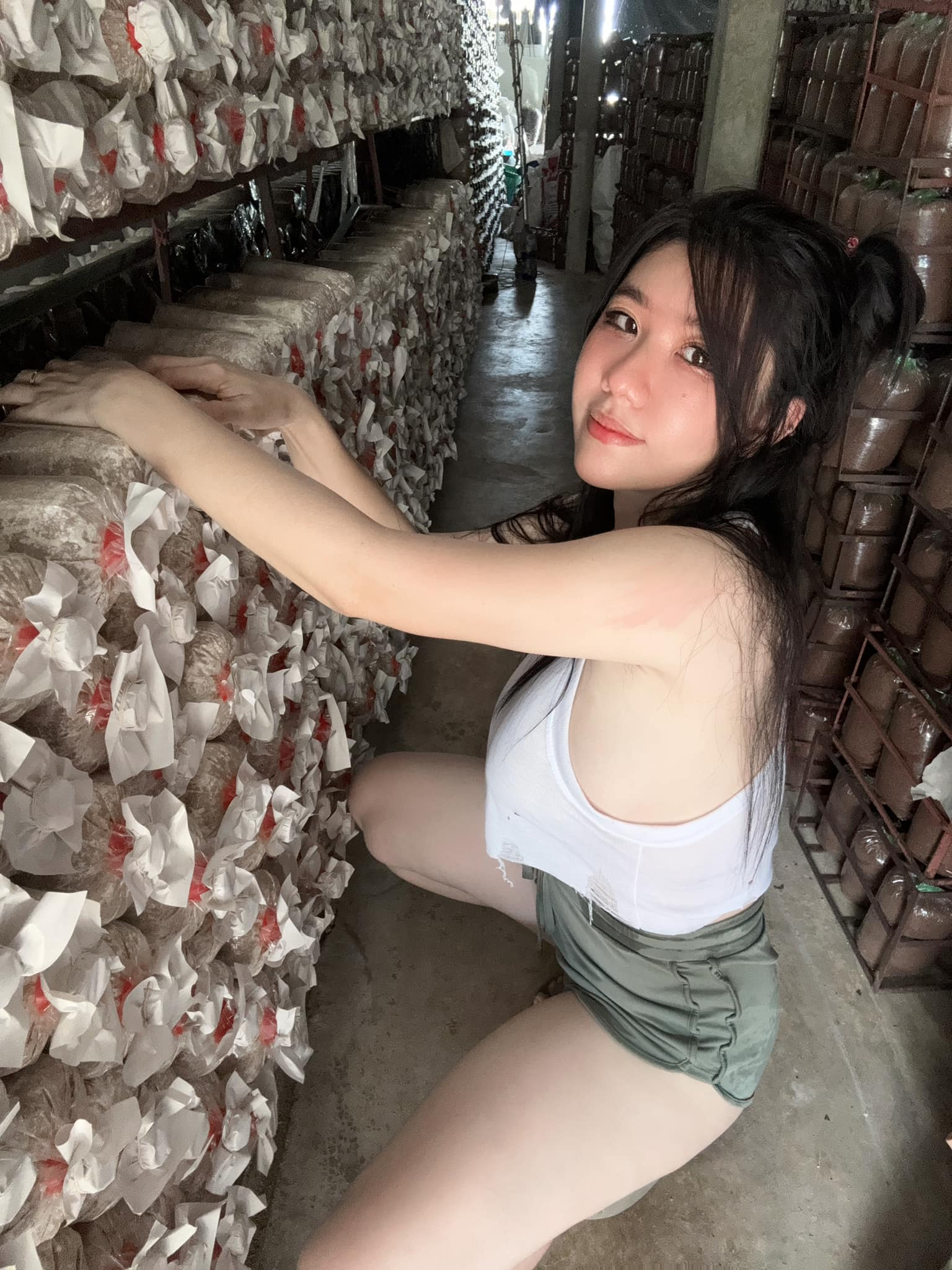 Meet the Viral Mushroom Farmer Turning Heads Online 2 photo 1723626368944 1723626369251460609802