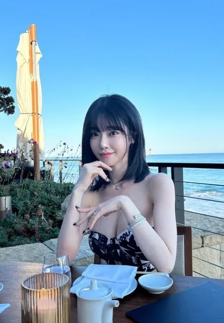 Streamer Juice Seyeon Denies Dating HYBE Boss, Threatens Legal Action 1 Juice Seyeon posing in a tight dress