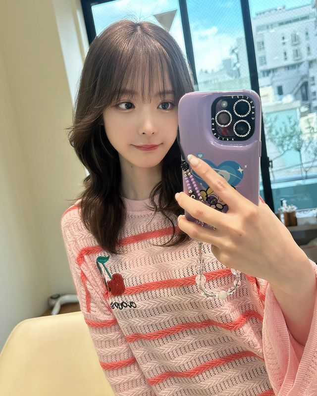 Kana Momonogi Faces Threats from Obsessive Fan Amid Rising Fame 1 Kana Momonogi posing