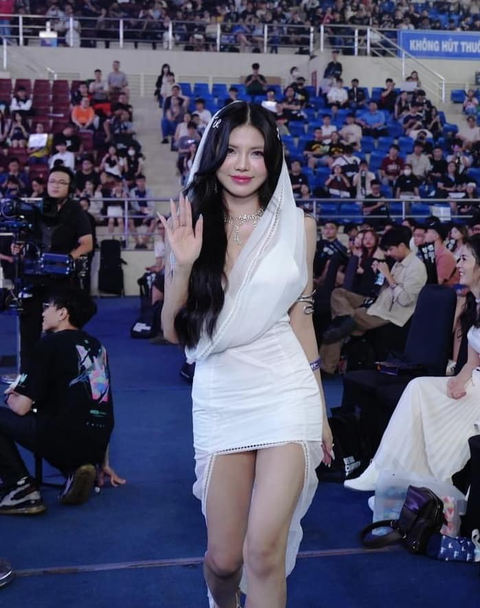 Mai Dora Stuns Fans at VCS Event with Unexpected Wardrobe Moment 2 Mai Dora posing at VCS event