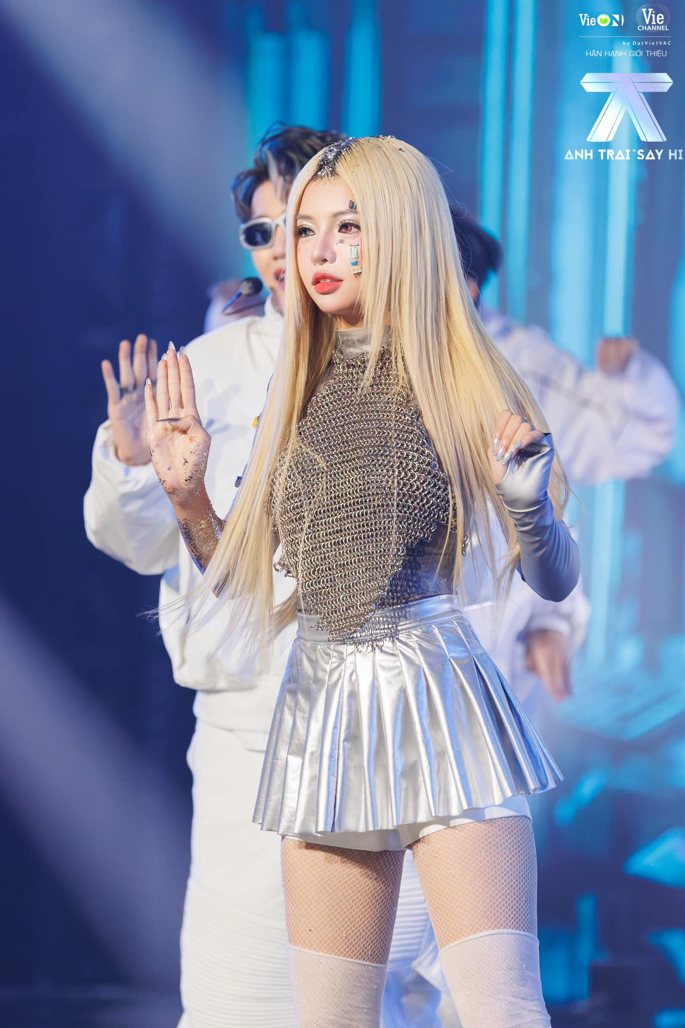 Ciin Steals the Show with Stunning TV Performance 2 Ciin as a robot character
