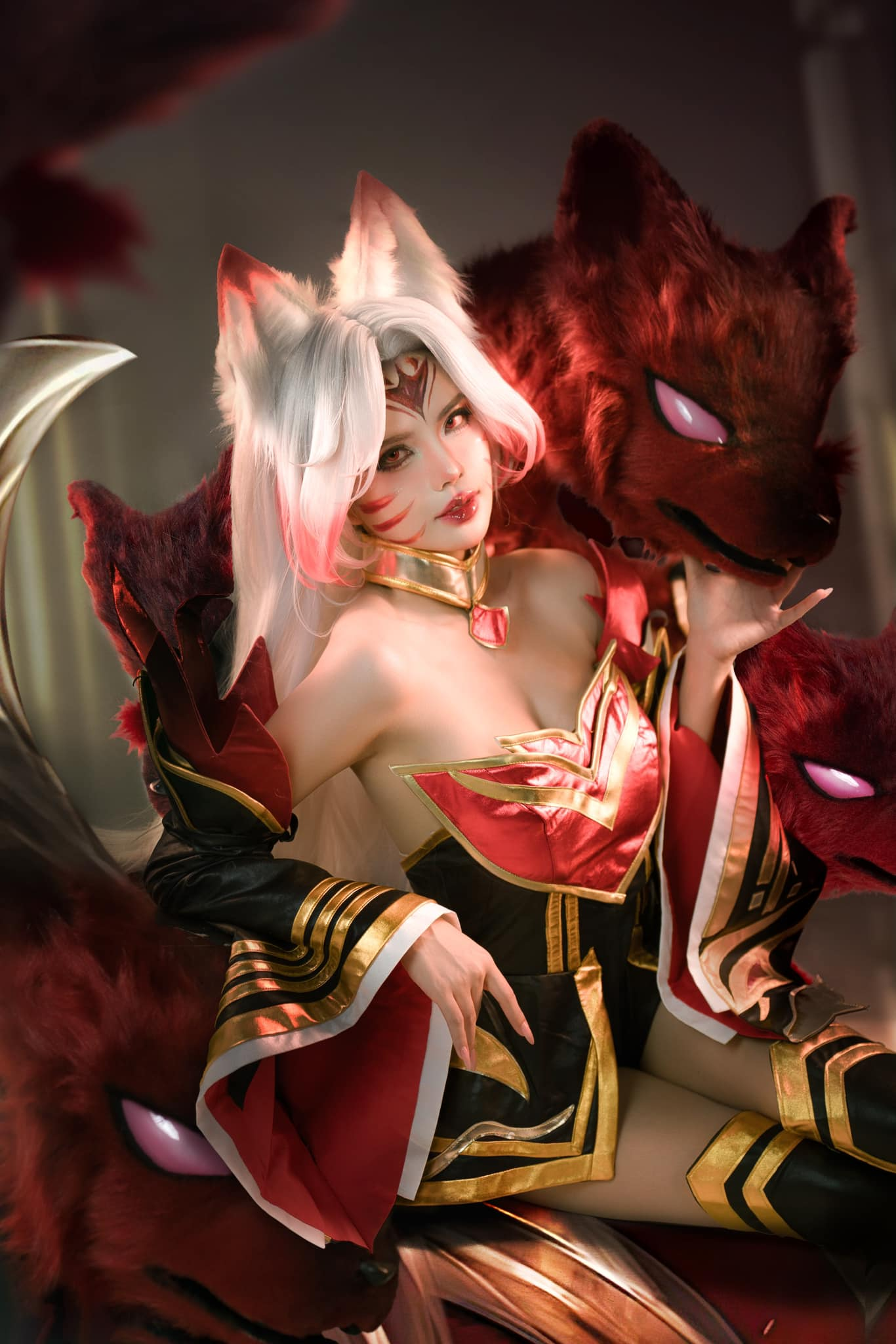 Mai Dora Steals Spotlight with Hilarious Ahri Cosplay Poses 4 Mai Dora posing as Ahri with glowing effects