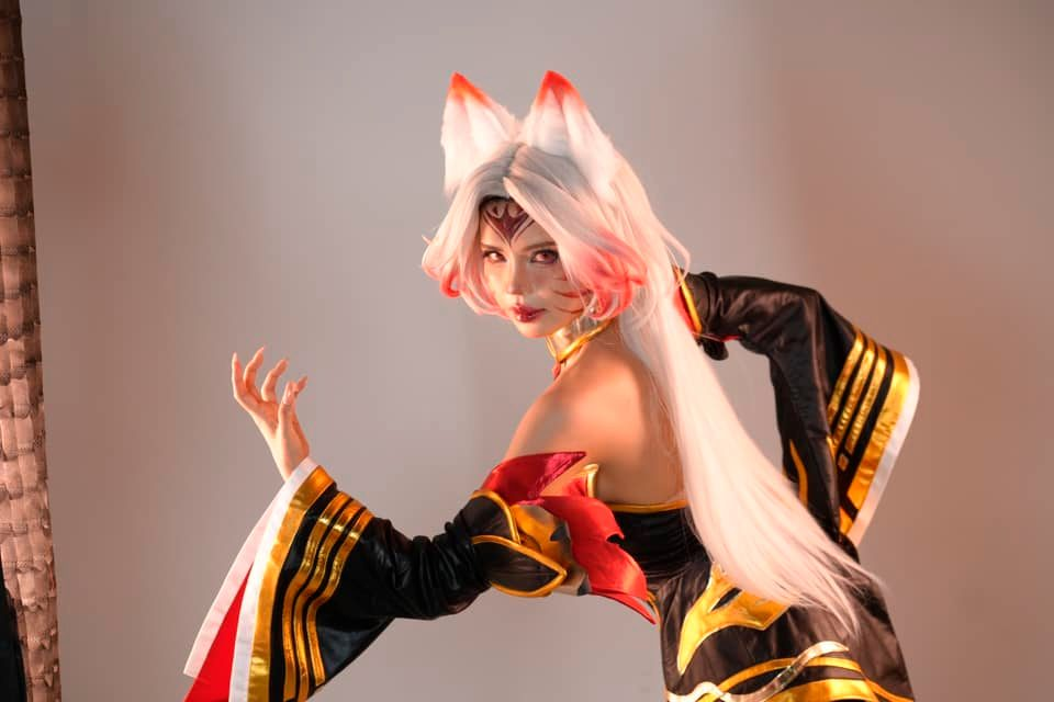 Mai Dora Steals Spotlight with Hilarious Ahri Cosplay Poses 5 Behind the scenes: Mai Dora stretching for cosplay