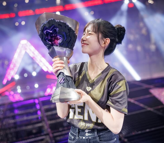 Jenn Lee’s New Look Divides Esports Fans 1 Jenn Lee at LCK event